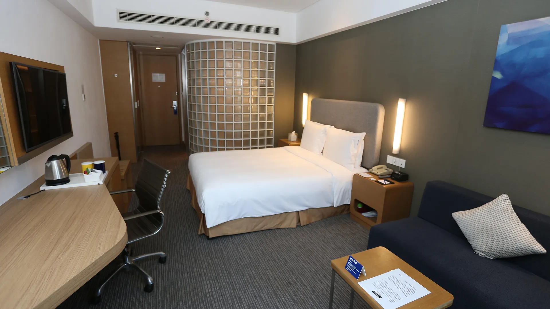 Holiday Inn Express Shanghai Jinsha By Ihg 4*,